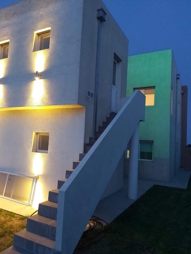 Casa 4 ambientes con 4 baños