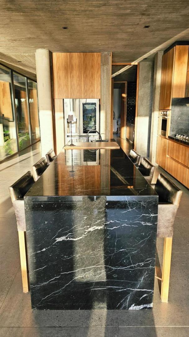 Casa en Alquiler con 1 cochera