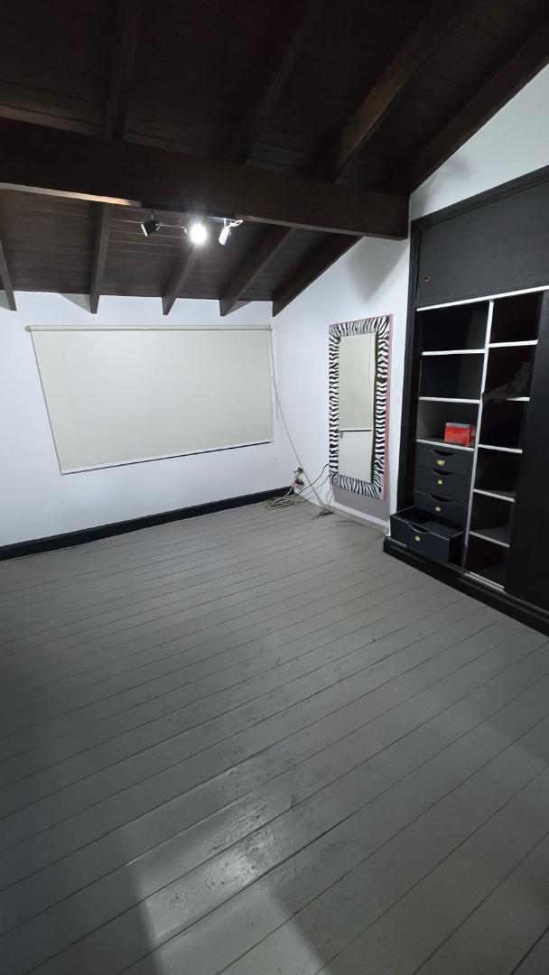 Casa 4 amb. con quincho y garaje para 2 autos.