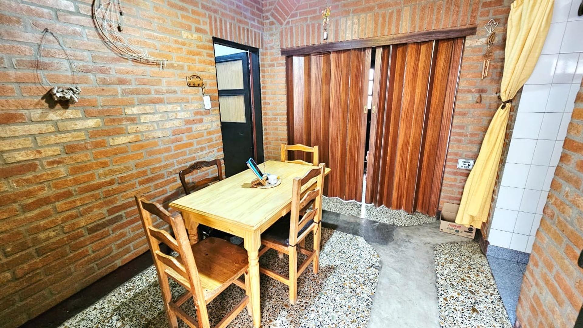 CASA DE 3 AMBIENTES CON LOCAL/DEPOSITO