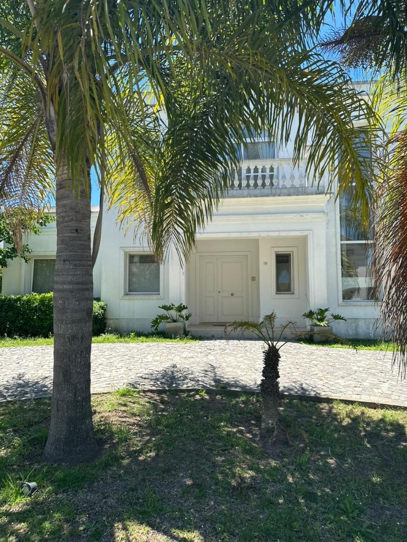 Casa en venta en Abril Club de Campo de 4 ambientes