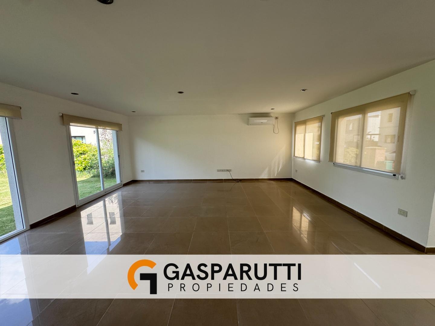 Casa en Venta con 3 cocheras