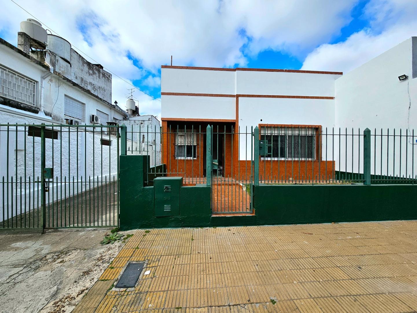 VILLA MAIPU: CASA DE 4 AMB CON JARDIN, TERRENO DE 10 x 40m