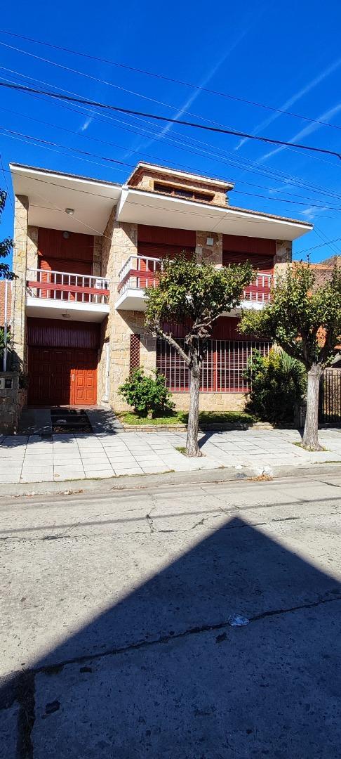 Gran chalet 4 ambientes, cochera para v/autos, Quincho.