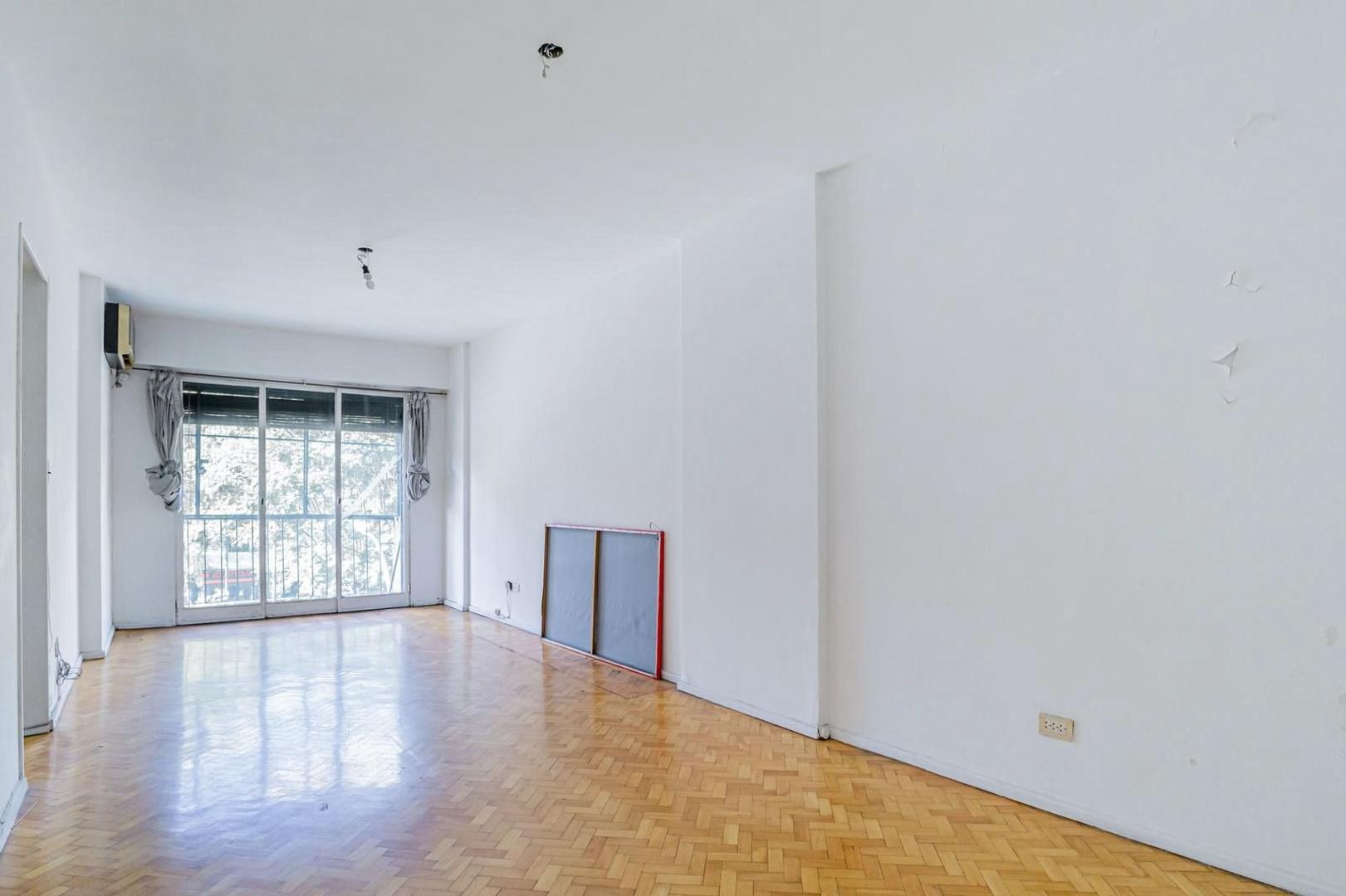 4 ambientes con balcon al frente a  250 Mts de Plaza Italia.