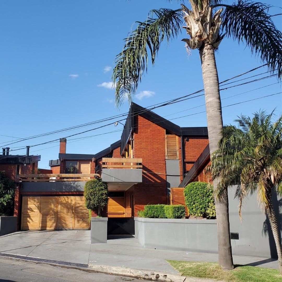 Imponente propiedad 8 ambientes Castelar norte
