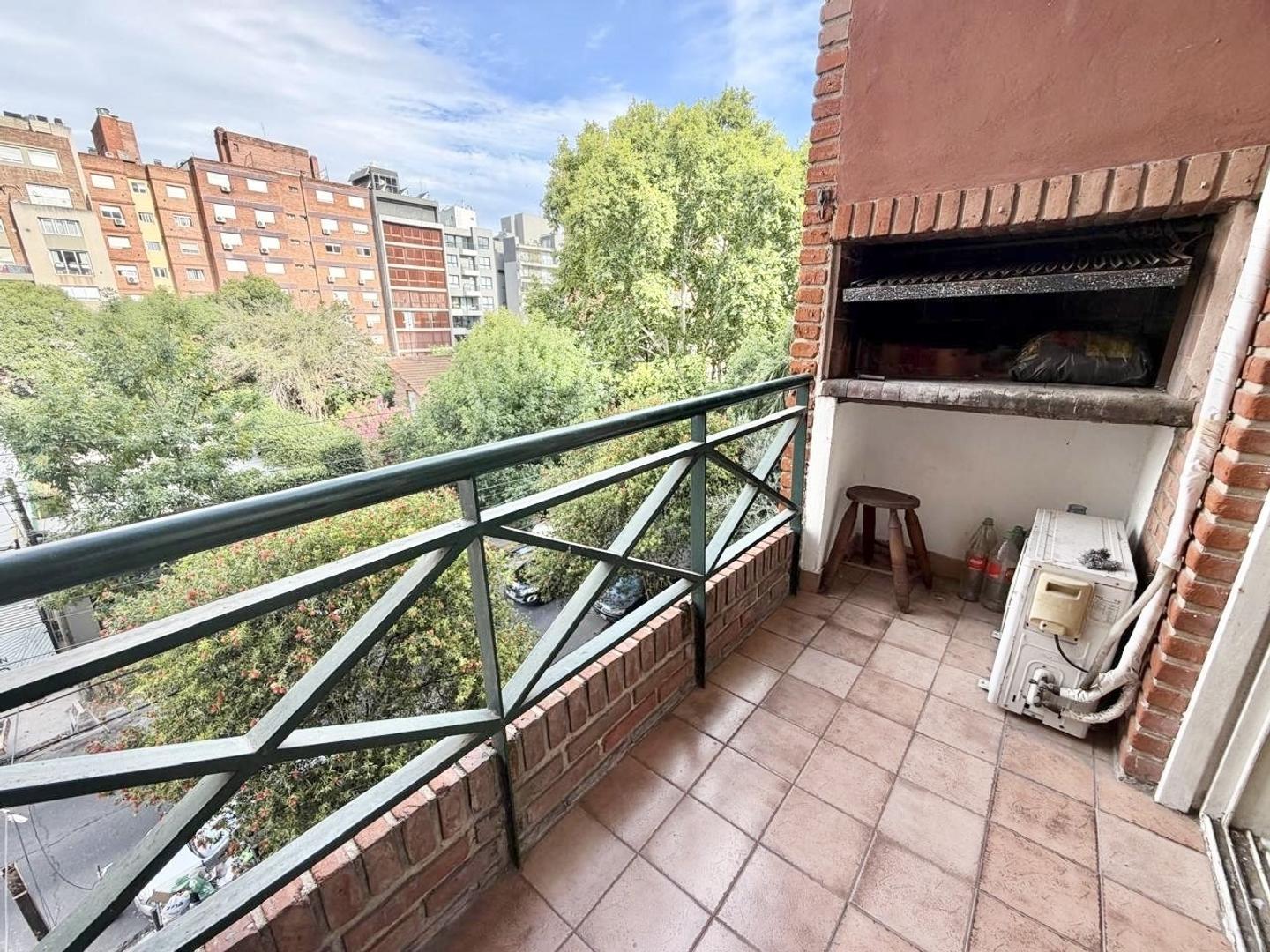 Departamento 2 ambientes con cochera en excelente ubicación.