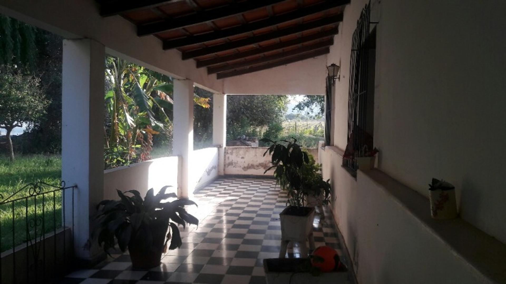 VENDO EXCELENTE CAMPO CON INSTALACIONES VARIAS Y SALA