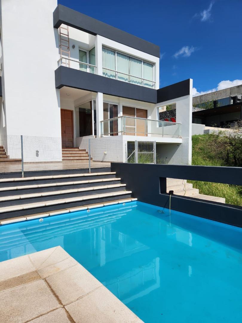 Casa 5 ambientes con 3 baños