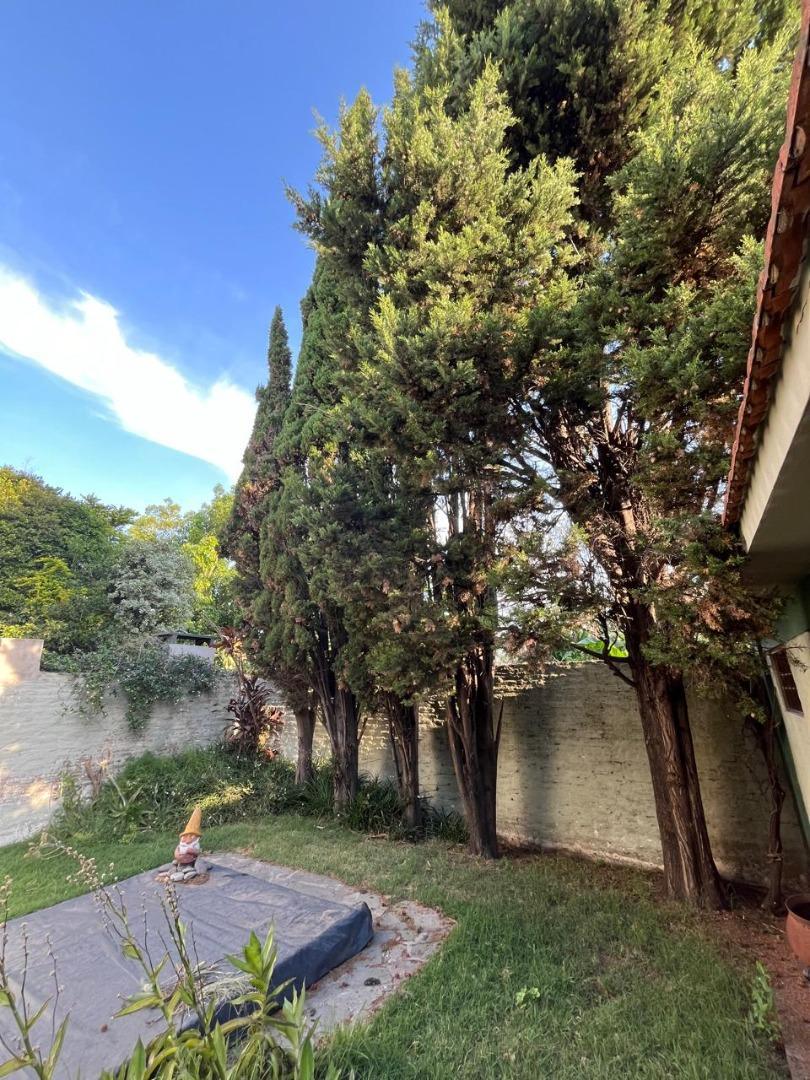 IMPECABLE CASA EN LOTE PROPIO PILETA PARRILLA 5 AMB