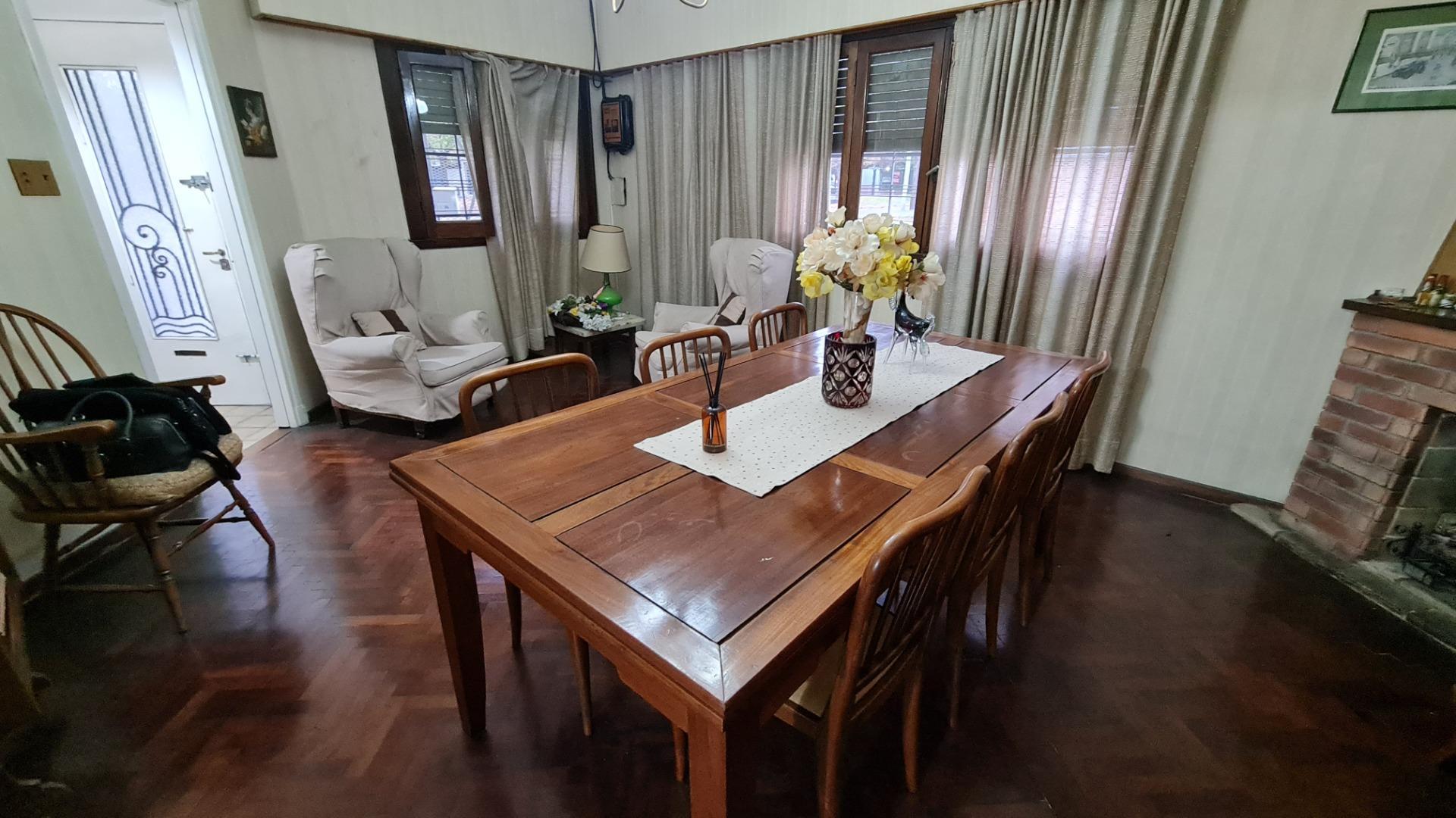 VENTA CASA 4 AMB CON JARDÍN Y COCHERA EN J. MÁRMOL