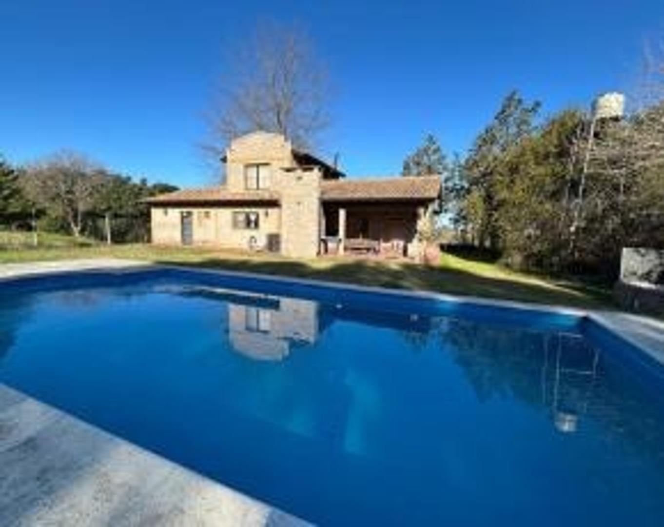 Casa en Alquiler con 3 cocheras