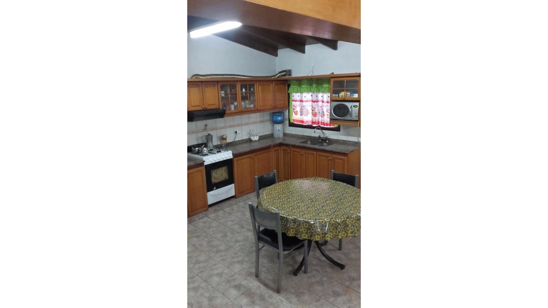 Casa 5 ambientes con 1 baño