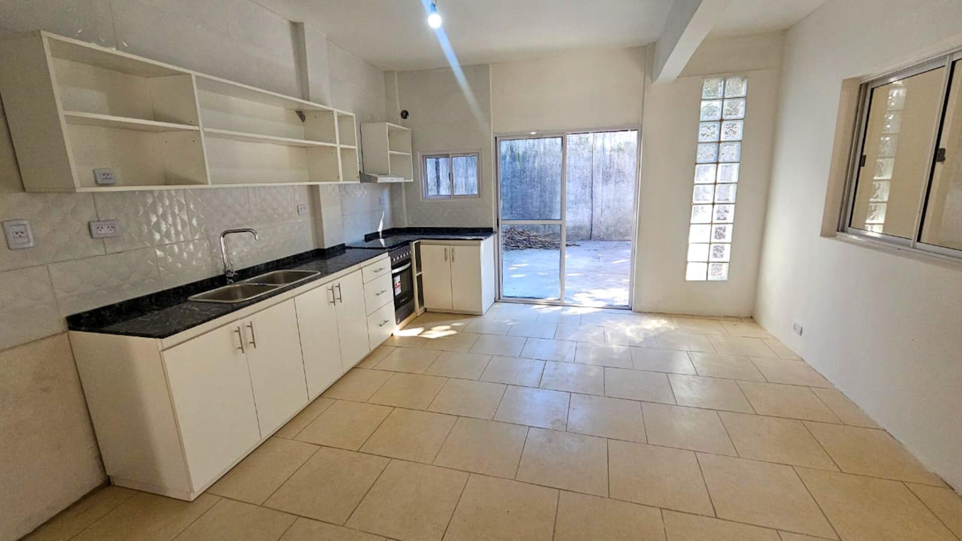 Casa 4 ambientes con 2 baños