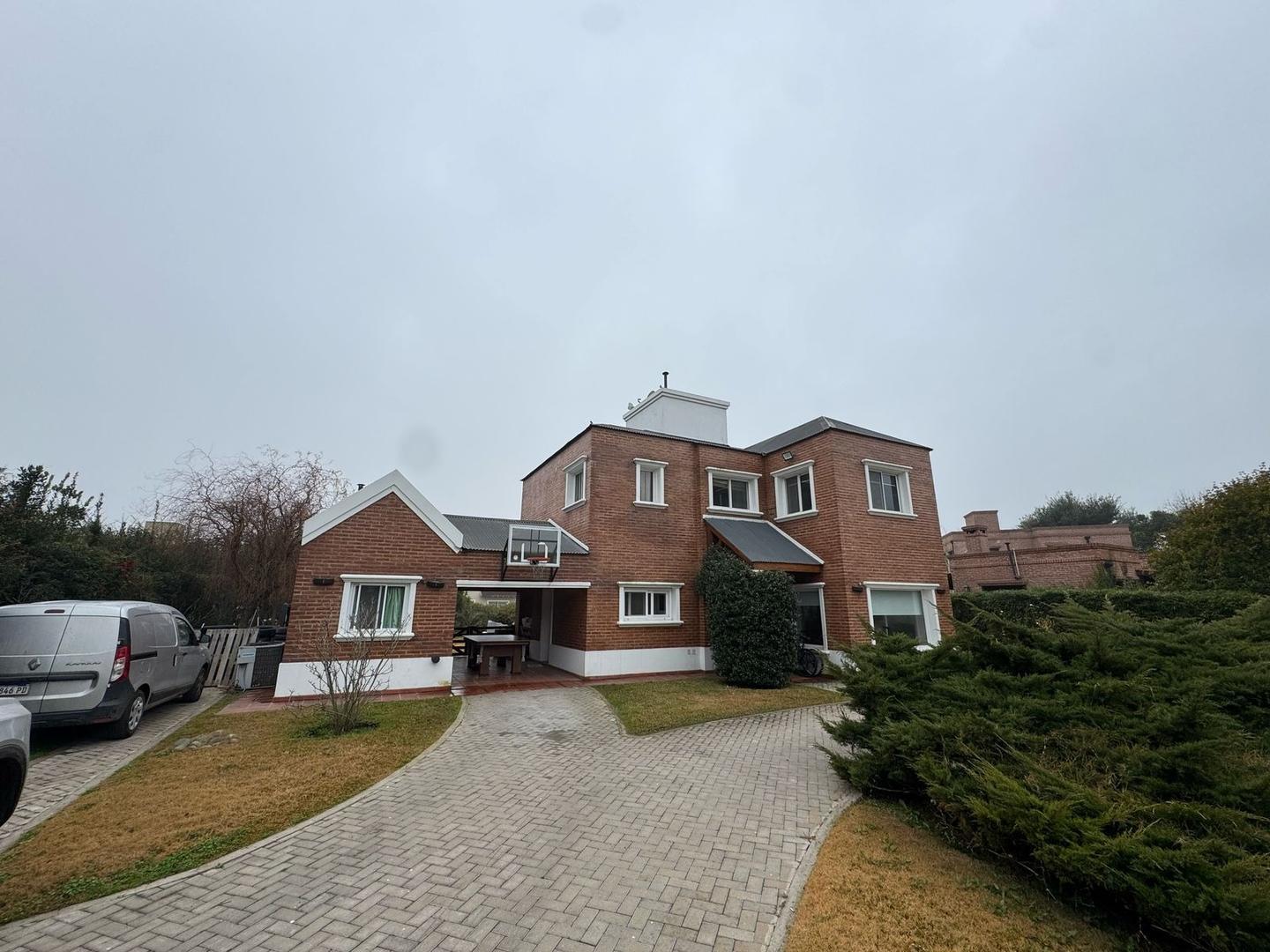 Casa 5 ambientes con 4 baños