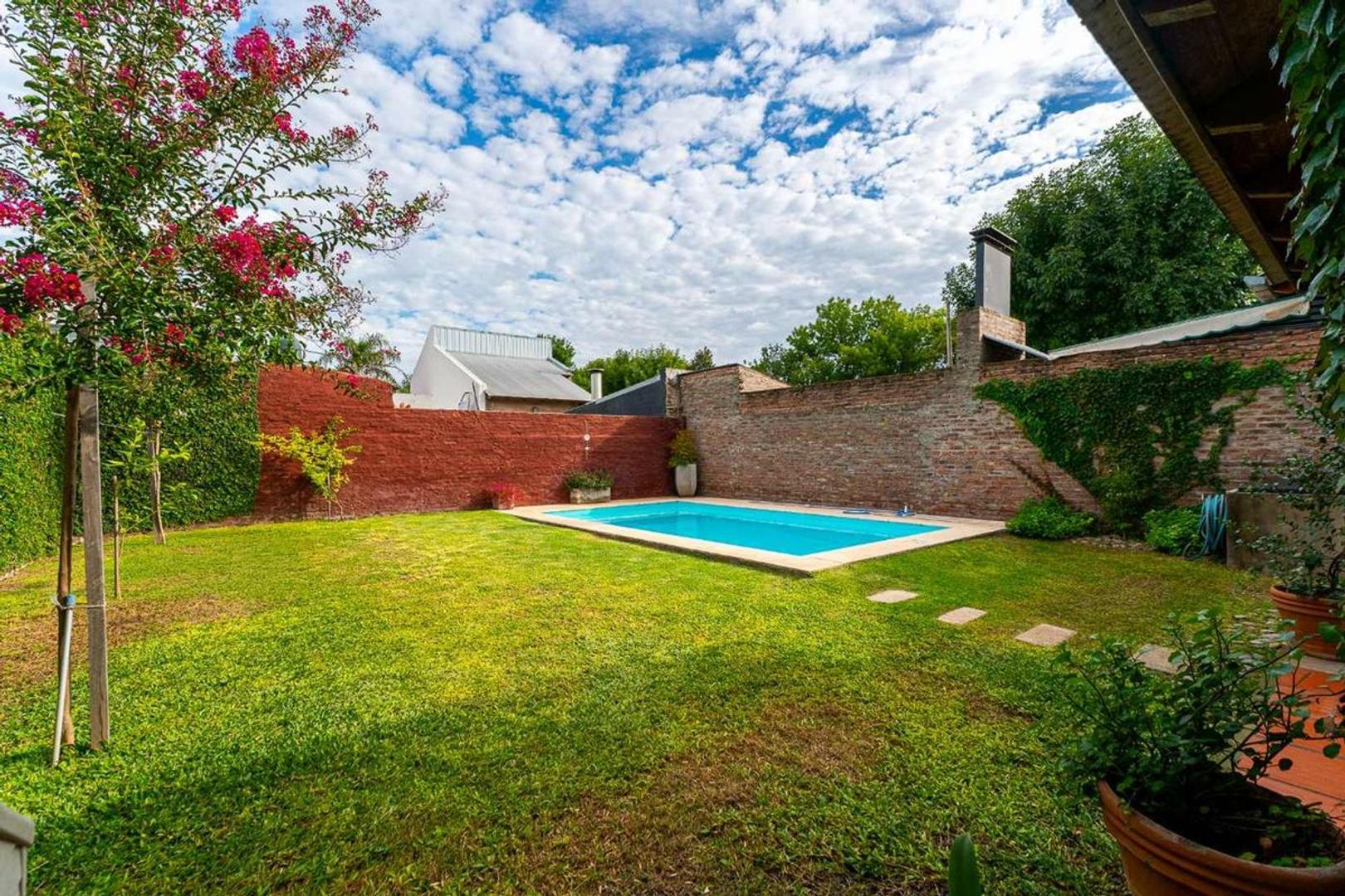 CASA EN VENTA 3 DORMITORIOS EN FISHERTON PILETA