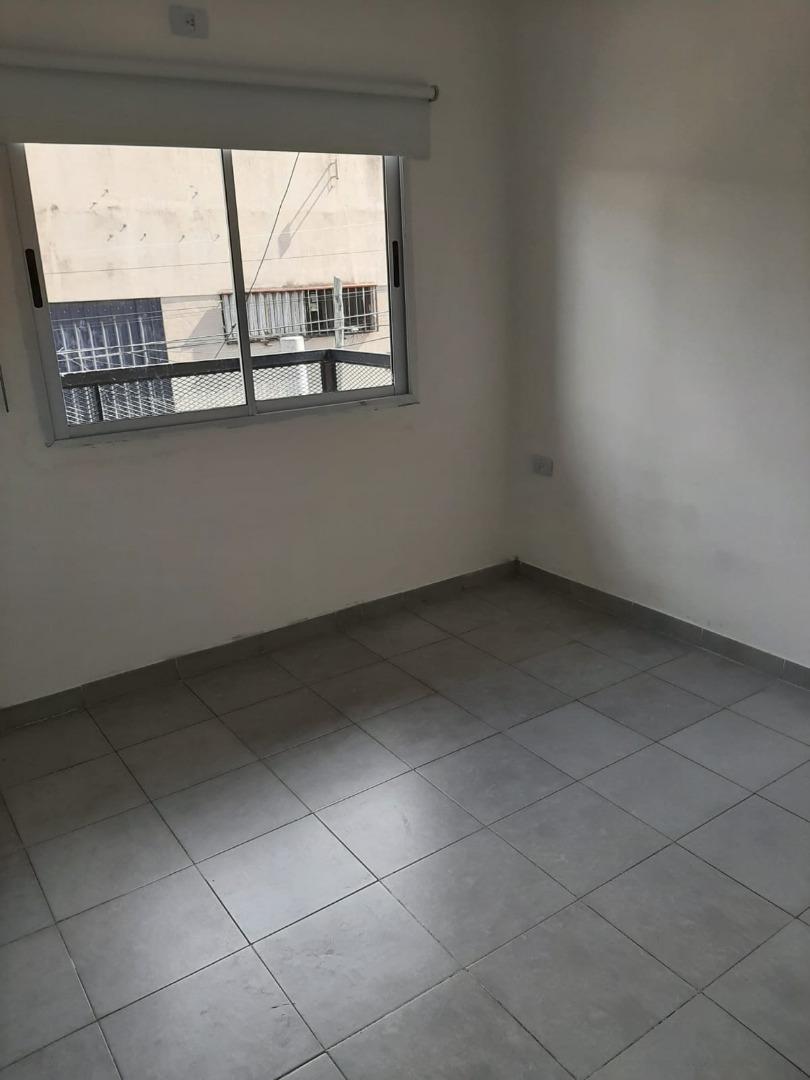 DEPARTAMENTO DE 2 AMB 2 PISO X ESCALERA.
