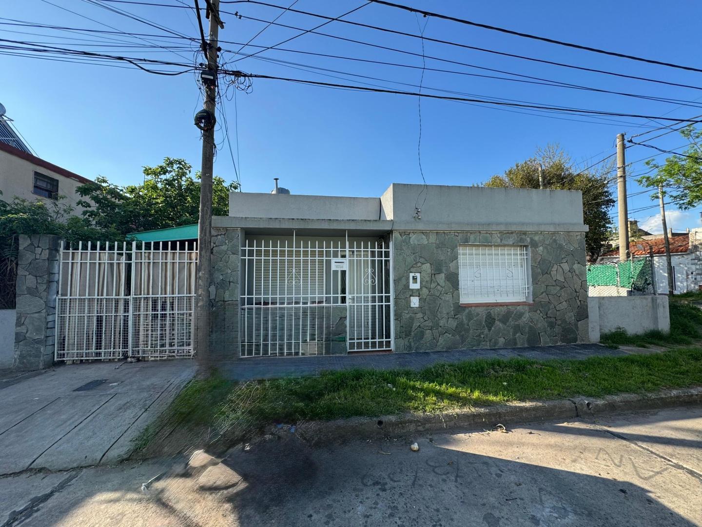 CASA CON PATIO Y COCHERA EN LA FLORIDA