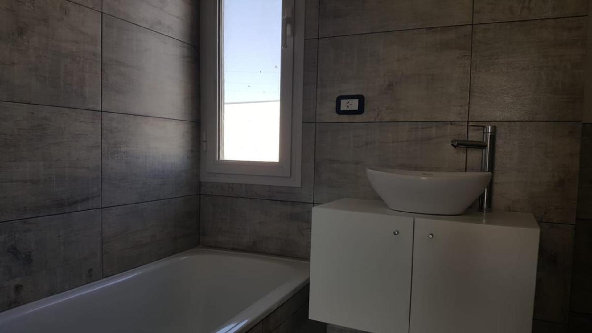 Casa 4 ambientes con 2 baños