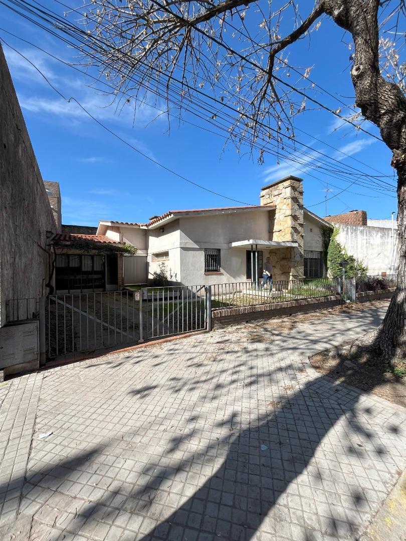 CASA EN ZONA SUR CON PATIO Y PILETA