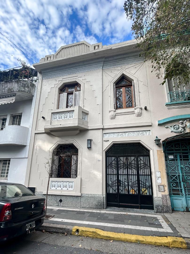 Hermosa casa de 8 amb en dos plantas con Patio y Terraza.