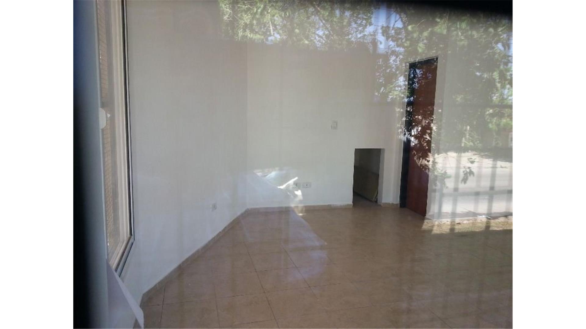 LOCAL 25 MTS APTO TODOS LOS RUBROS . EN COMPLEJO A LA CALLE