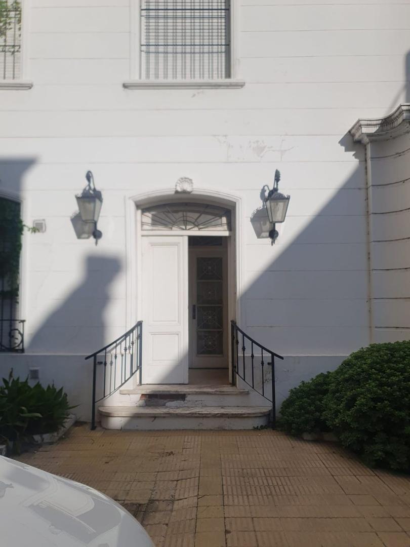 Casa 8 ambientes con 4 baños