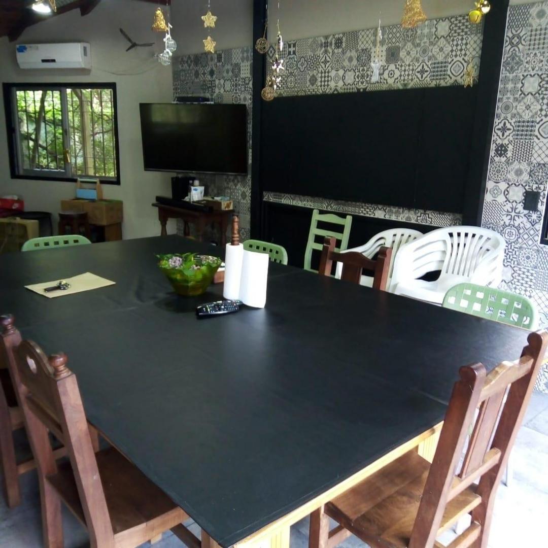 Chalet de dos plantas. Excelente ubicación.