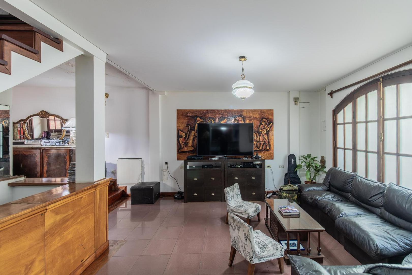 Casa 5 ambientes con 3 baños