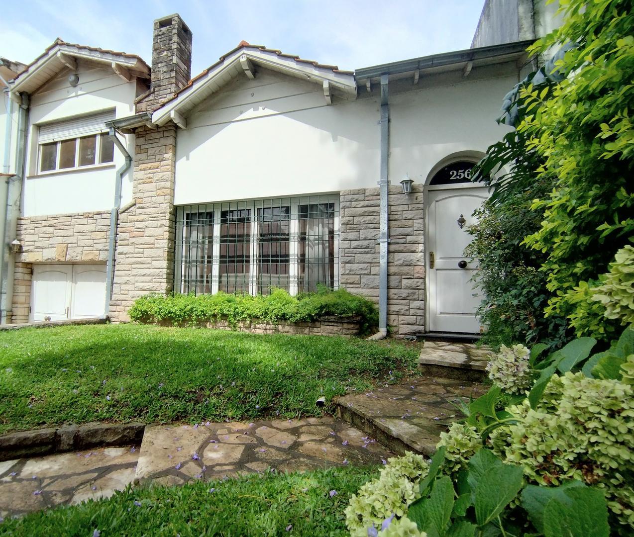 MUY LINDA CASA 4 DORM EN BARRIO CARRERAS