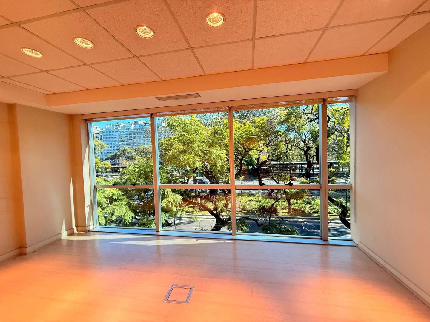 Oficina 5 ambientes con 6 baños