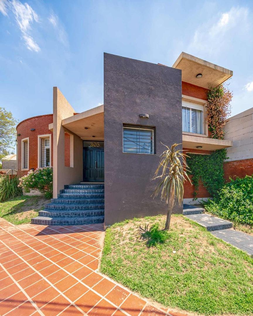 Casa en Crispiniano Fernandez 305.