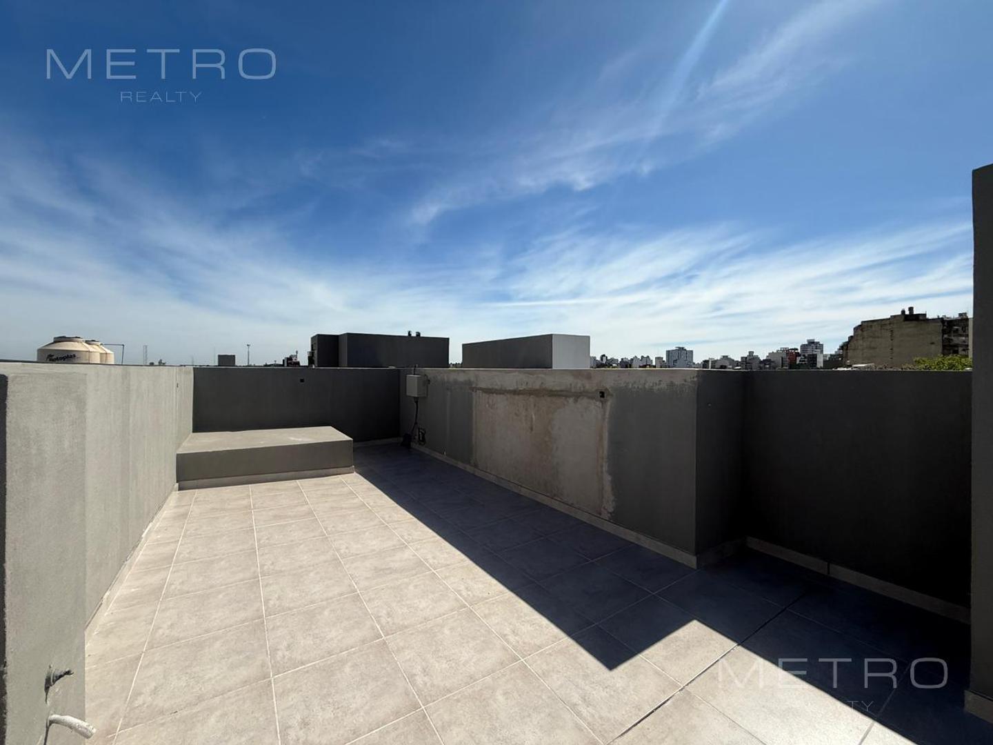 Monoambiente con balcon y terraza en venta en flores