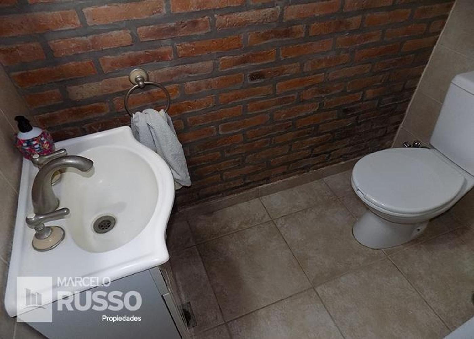 Casa 4 ambientes con 2 baños