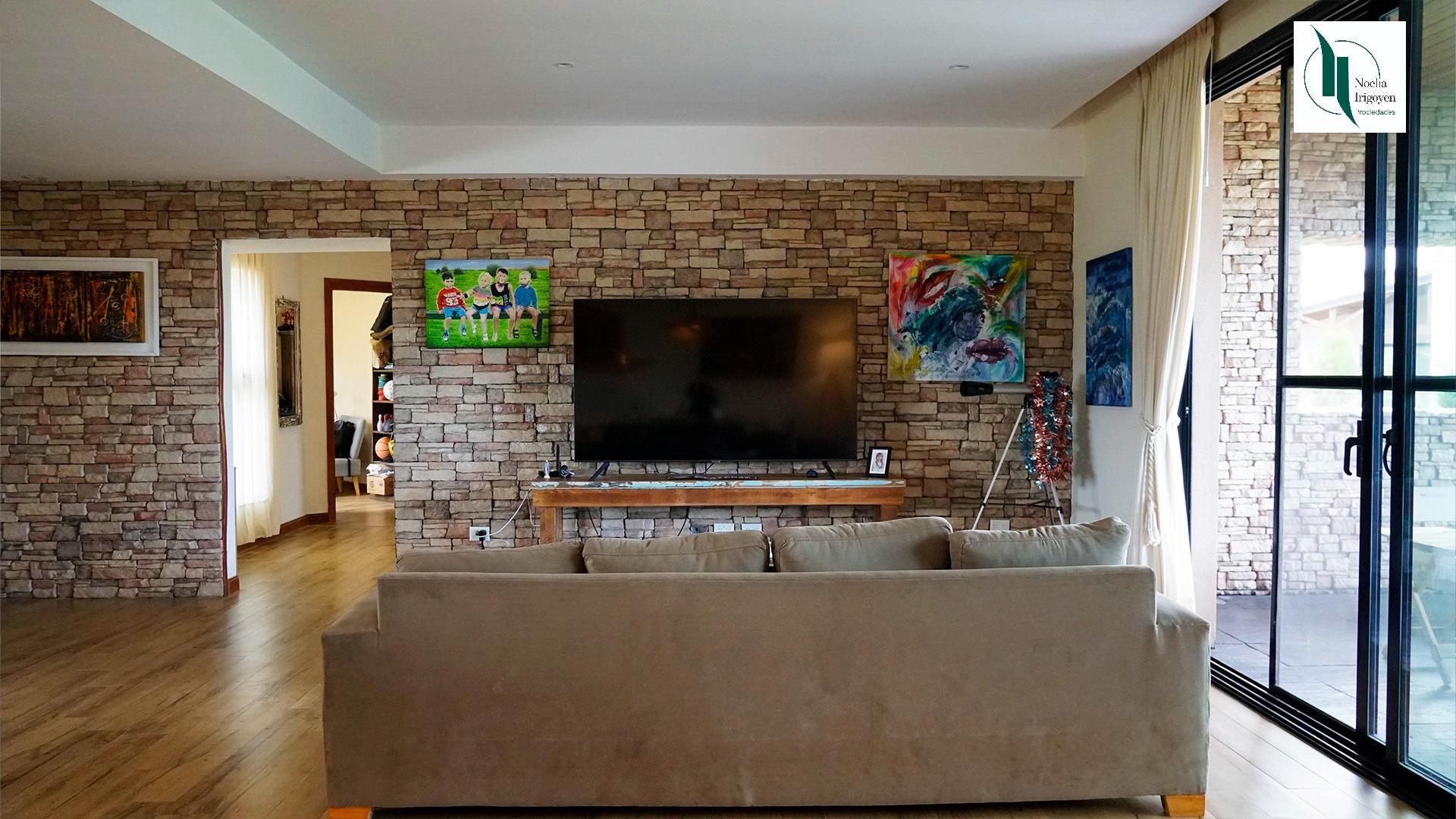 Casa en Venta con 2 cocheras