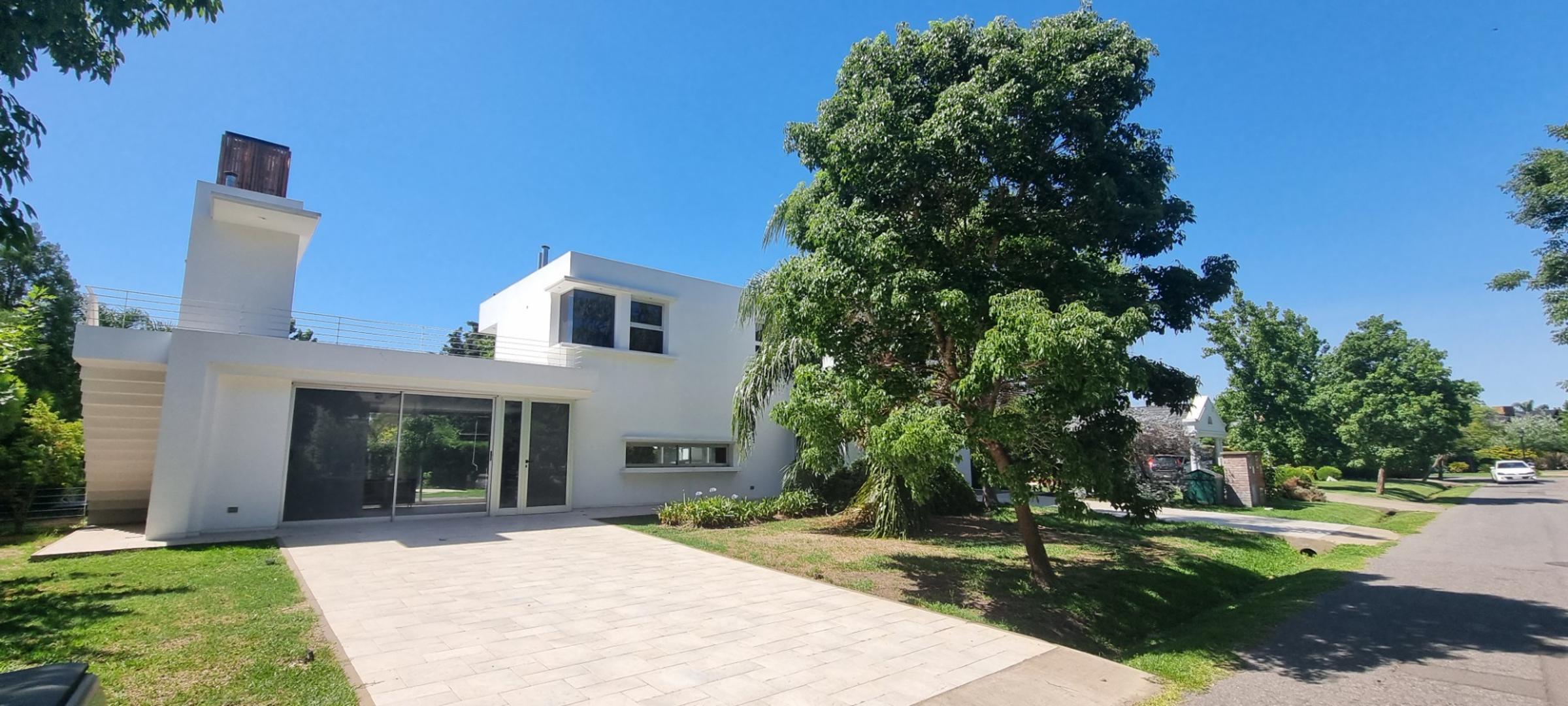 Casa 5 ambientes con 4 baños