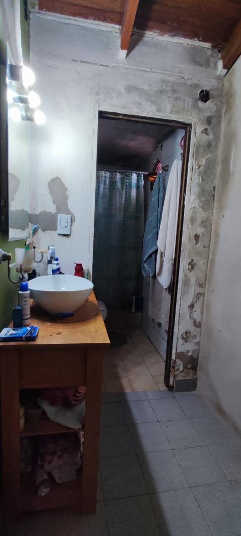 GRAN LOTE, con casa de 2 ambientes, SALIDA A 2 CALLES.