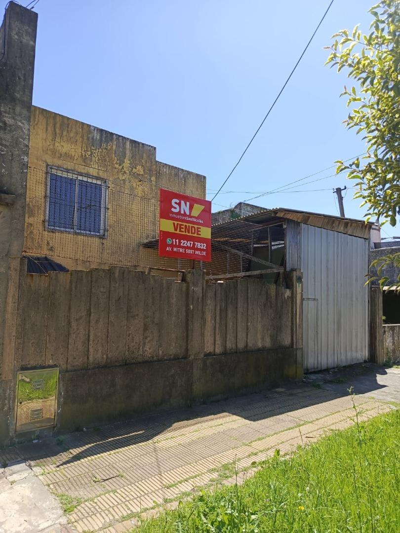 Venta de casa a reciclar con amplio fondo libre en Wilde