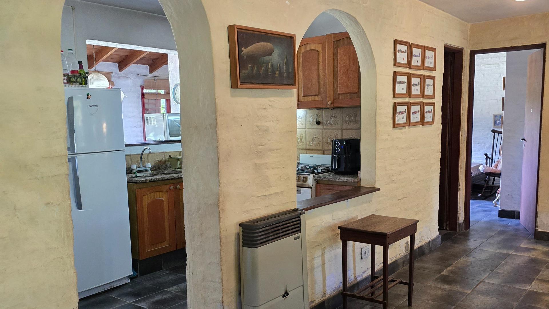 Solida casa en venta sobre amplio lote con variada arboleda