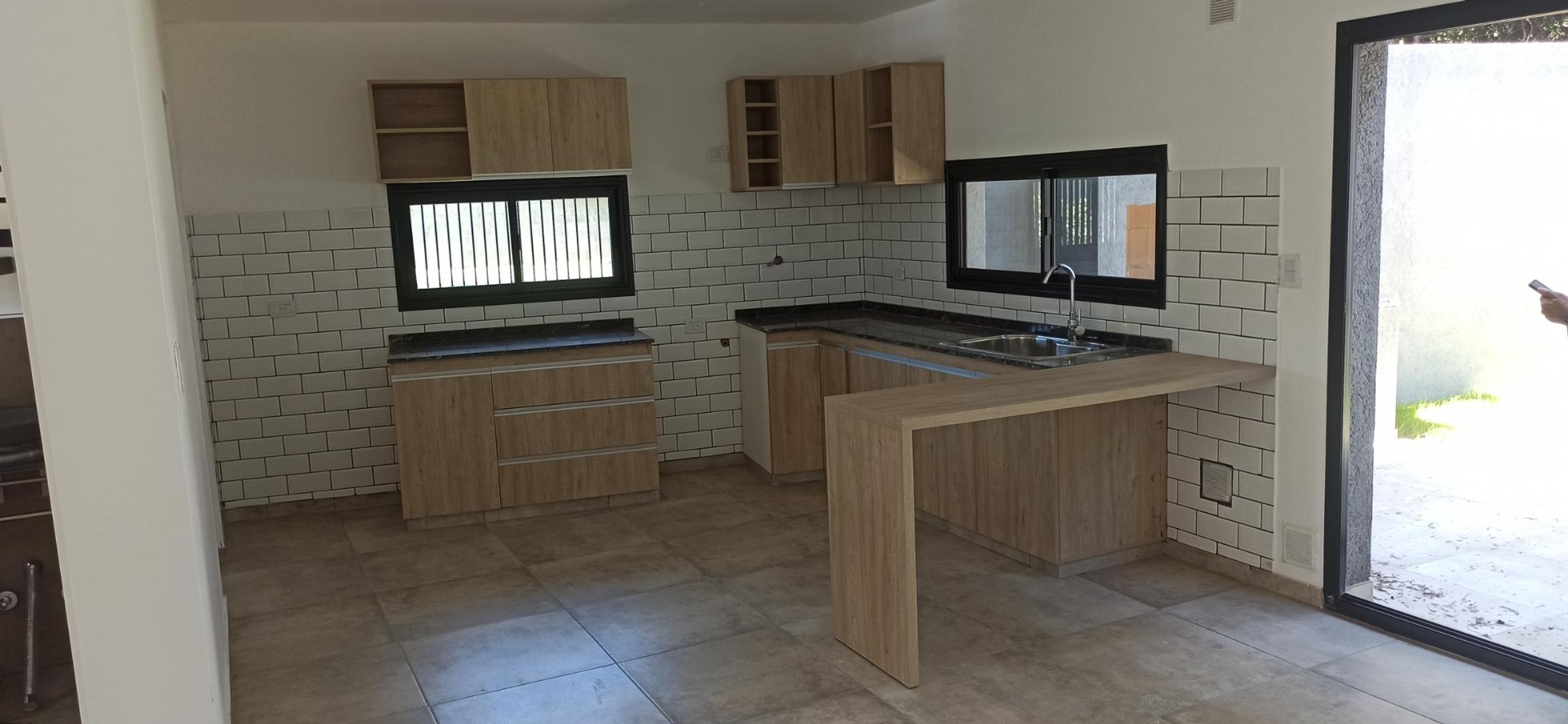 Casa 4 ambientes con 2 baños