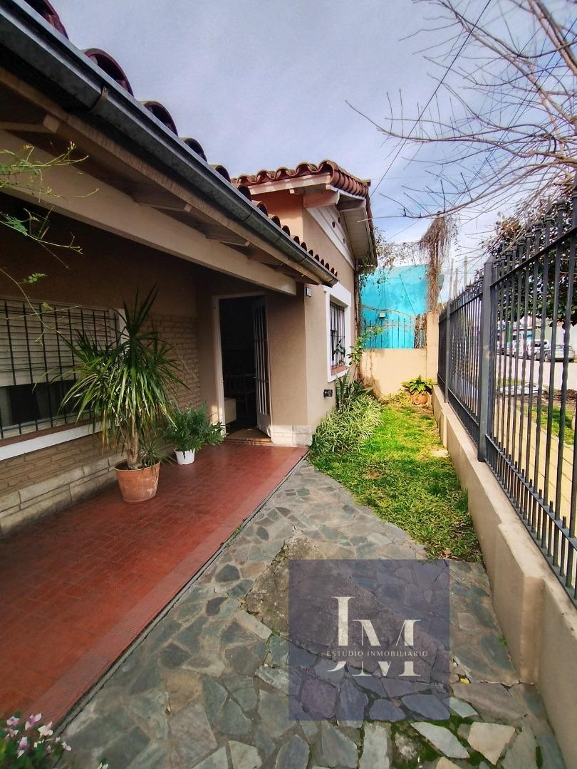 VENTA CASA  3 AMB + DEPTO 2 AMB EN ITUZAINGÓ SUR CON JARDÍN