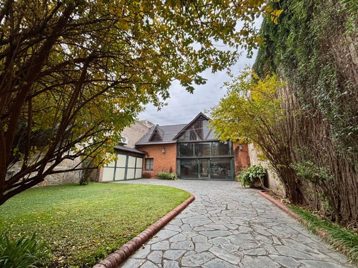 Casa 8 ambientes con 4 baños