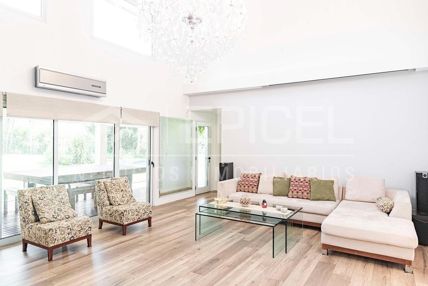 Casa a la venta en El Rocío Canning con piscina y doble lote