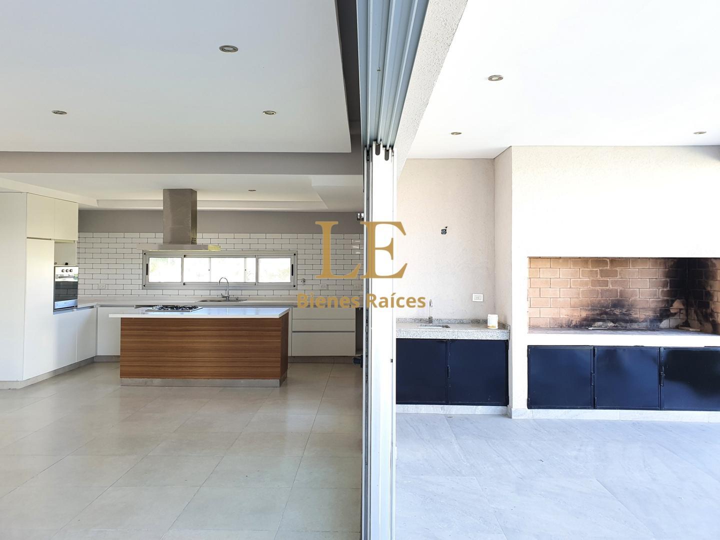 Casa 5 ambientes con 4 baños