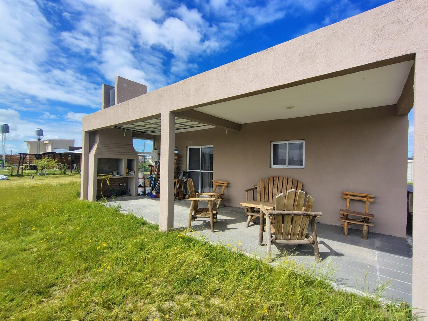 Casa en venta  Barrio Los Tilos de Domselaar. 4 ambientes