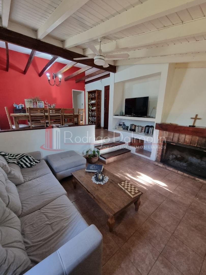 Casa 4 ambientes con 2 baños