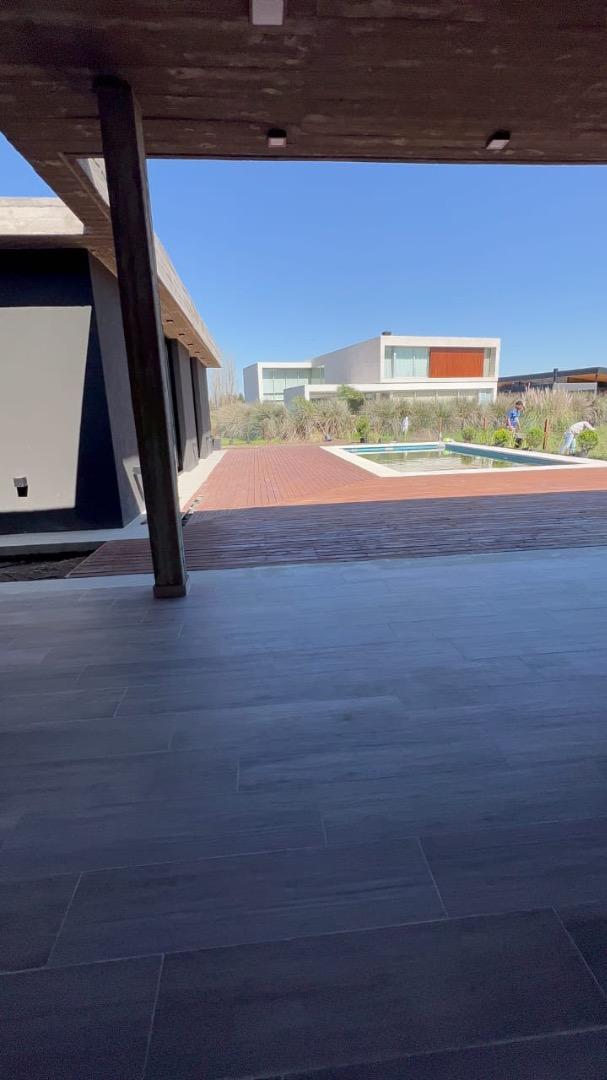 CASA EN VENTA 4 AMB. BARRIO LA PROVIDENCIA-CANNING