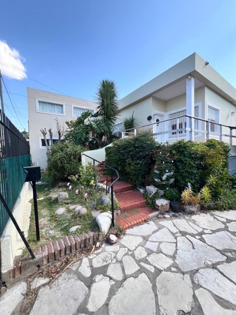 VENTA de propiedad con casa, oficina y 3 dptos.