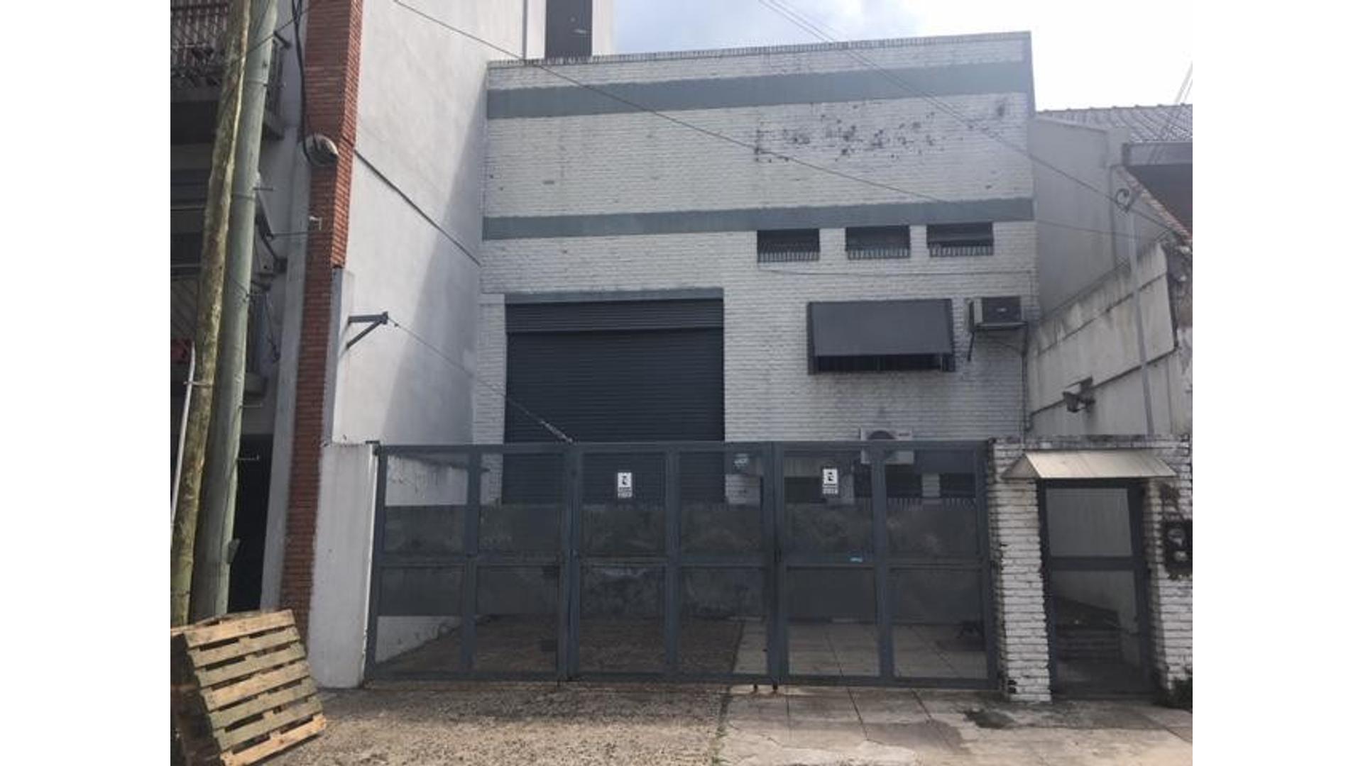 GALPON c/techo parabólico con cochera descubierta.