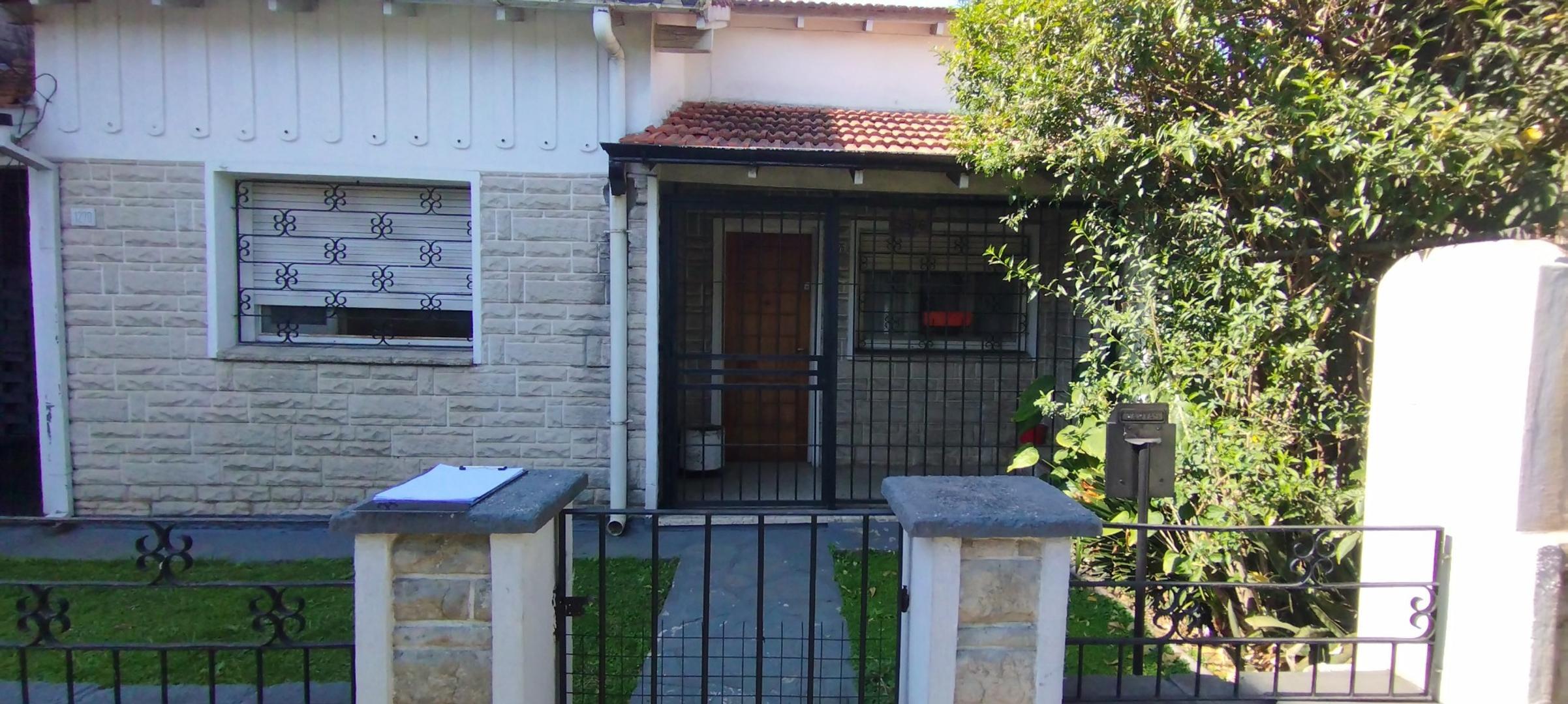 Venta en block ( casa al frente y 3 departamentos al fondo)